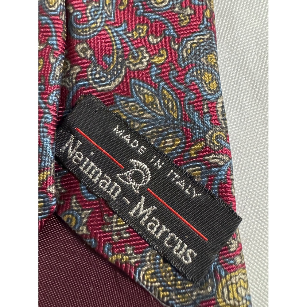 Neiman Marcus Mens Silk Tie Burgundy Gold Blue Paisley Made in Italy 0487 - Picture 3 of 5